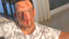 El tierno momento de Nicolás Vázquez con la perrita salchicha de su hermano Santiago: Con la señora Coca El tierno momento de Nicolás Vázquez con la perrita salchicha de su hermano Santiago: Con la señora Coca