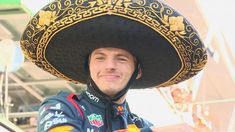 Verstappen se puso el típico sombrero mexicano para festejar el triunfo. Verstappen se puso el típico sombrero mexicano para festejar el triunfo.