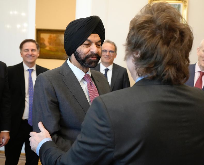 Javier Milei saludando a Ajay Banga en Casa Rosada. 