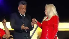 El bailarín proyecta una musical como Fred Astaire y Ginger Rogers pero en versión moderna. El bailarín proyecta una musical como Fred Astaire y Ginger Rogers pero en versión moderna.