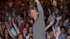 Facundo Arana no pudo hacer su función por falta de luz y se puso a tocar el saxo Facundo Arana no pudo hacer su función por falta de luz y se puso a tocar el saxo