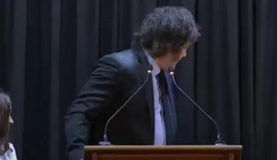 Javier Milei volvió a burlarse del desmayo de dos alumnos.