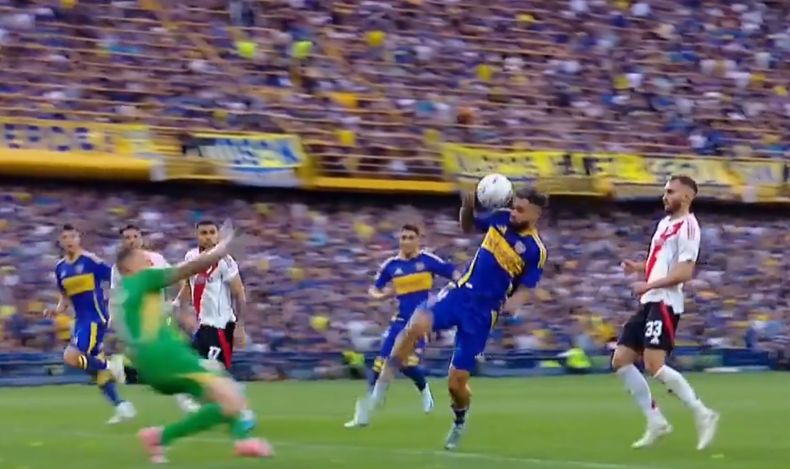 El instante previo al gol que no fue de Milton Giménez.
