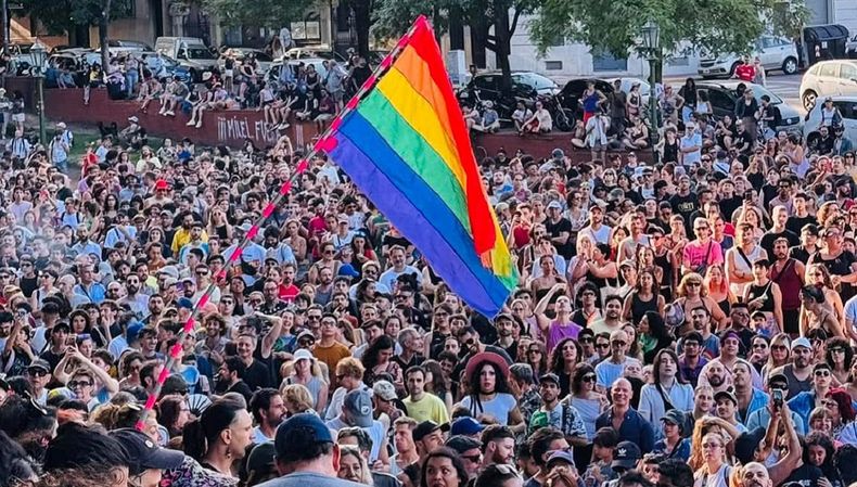 La comunidad LGBTQ+ durante la asamblea en Parque Lezama.
