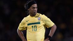 Ronaldinho durísimo contra la selección de Brasil. Ronaldinho durísimo contra la selección de Brasil.