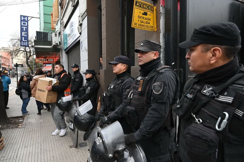El hotel está ubicado a 200 metros de la estación Plaza Constitución del tren Roca.