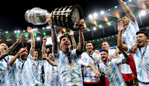 Lanzan una iniciativa para que Argentina juegue con la misma camiseta que conquistó la Copa América. Lanzan una iniciativa para que Argentina juegue con la misma camiseta que conquistó la Copa América.