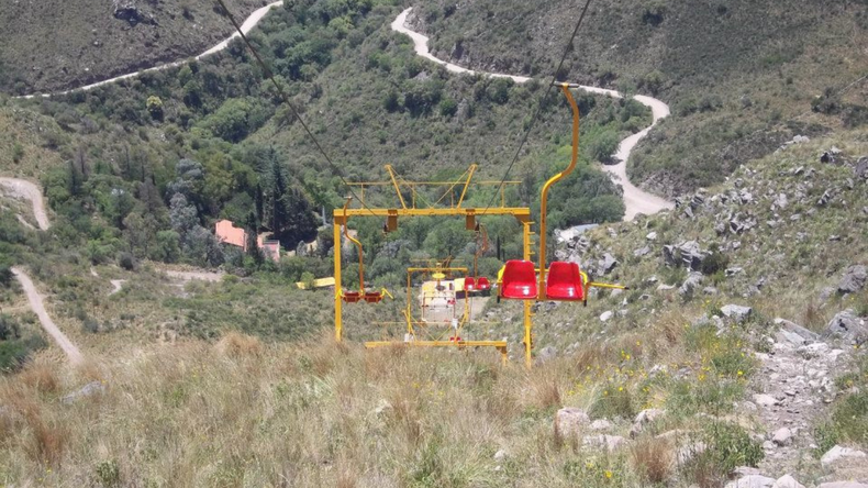 La aerosilla ofrece un recorrido aéreo ideal para apreciar el paisaje cordobés.