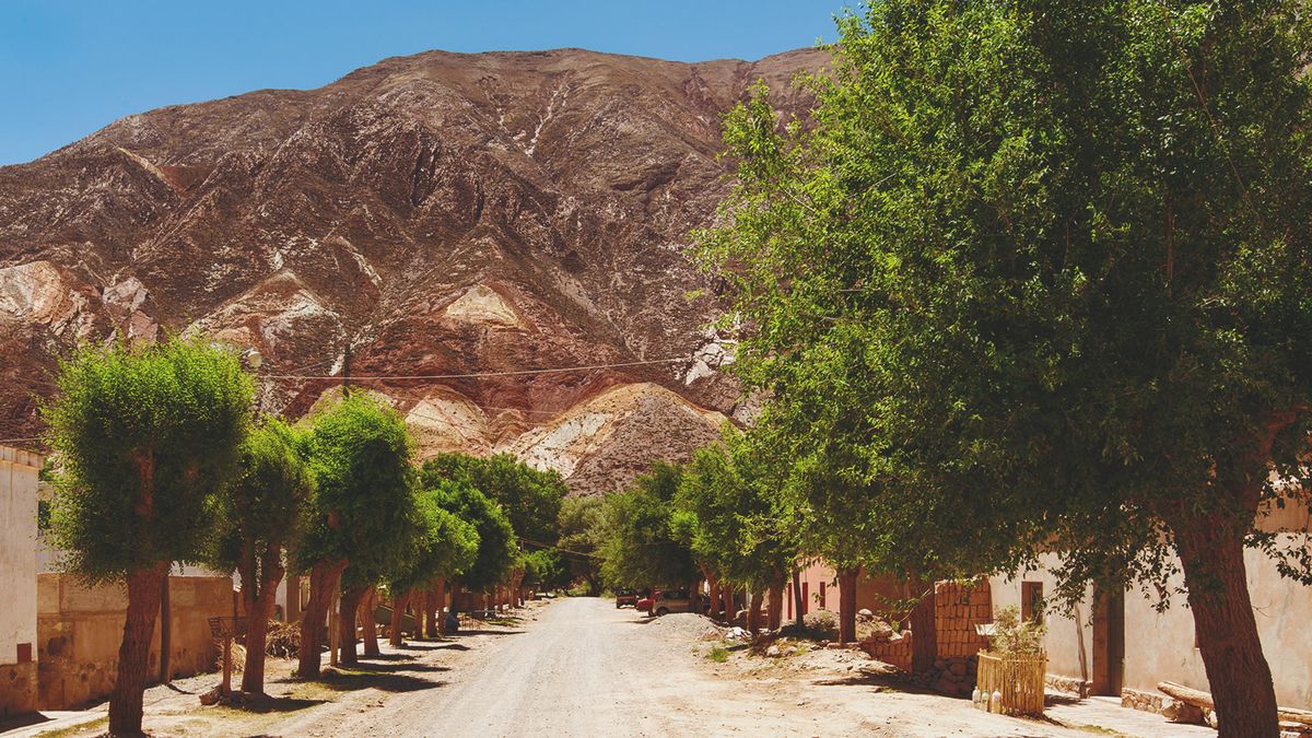 Conocé el norte de Argentina en 2026: el pueblo que es abrazado por unos cerros imponentes