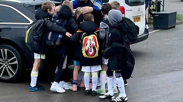El abrazo de Bielsa con nenes fanáticos del Leeds.