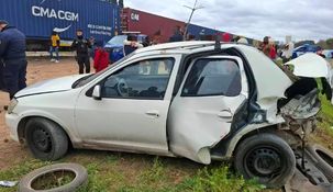 Un tren de cargas embistió un auto con seis ocupantes, todos resultaron ilesos.&nbsp;
