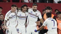 Zenon, Cavani, Giménez y Zeballos festejan el gol del triunfo. Zenon, Cavani, Giménez y Zeballos festejan el gol del triunfo.