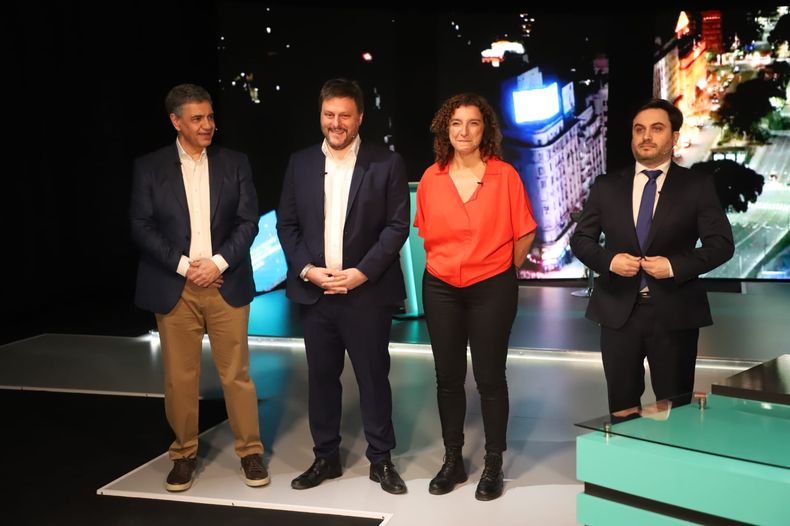 Los candidatos antes de comenzar el debate.