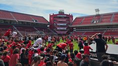 Los hinchas ingresaron al campo de juego y s suspendió el partido. Los hinchas ingresaron al campo de juego y s suspendió el partido.