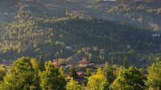 Casas de estilo alpino, senderos arbolados y aire puro: postales típicas de La Cumbrecita, el encantador pueblo peatonal de las sierras cordobesas. Casas de estilo alpino, senderos arbolados y aire puro: postales típicas de La Cumbrecita, el encantador pueblo peatonal de las sierras cordobesas.