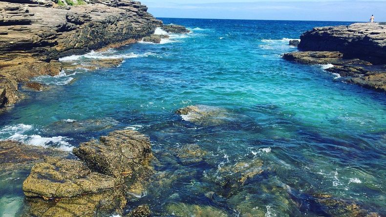 Cuenta con una playa de 50 metros de extensión