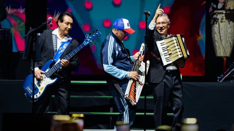 Los Ángeles Azules y Pablo Lescano en el escenario del Movistar Arena.&nbsp;