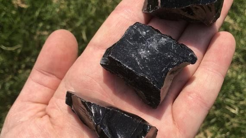 La turmalina negra es una de las piedras más poderosas en el ámbito espiritual y esotérico.
