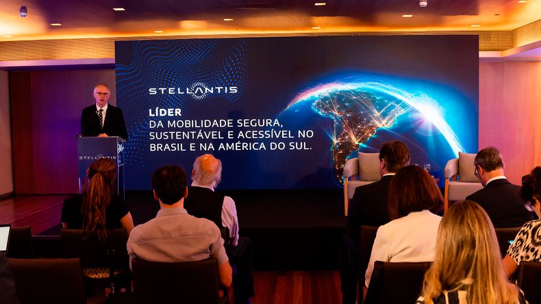 Carlos Tavares, CEO de Stellantis, durante el anuncio en Brasil.