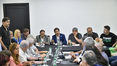 El gobernador bonaerense, Axel Kicillof, junto a Quintela, Moyano, Daer y otros dirigentes peronistas.
