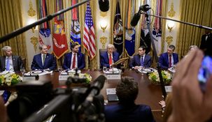 Javier Milei le entregó una carta a Donald Trump.