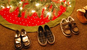 Hay varias teorías sobre el origen de la tradición de dejar los zapatos para los Reyes Magos.