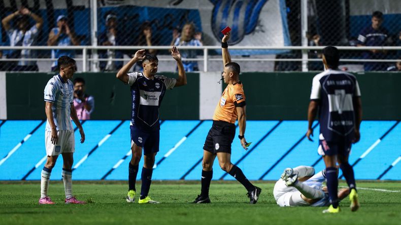 Gervasio Núñez es expulsado por el árbitro Andrés Gariano, en el comienzo del segundo tiempo.