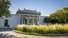 En la Ciudad Autónoma de Buenos Aires, el turismo cultural se fortalece con la conservación de monumentos y la promoción de visitas que cuentan historias de personalidades y hechos históricos.