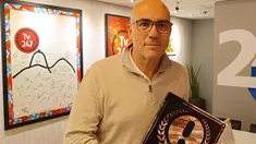 El periodista Leonardo Attuch recibió el premio obetenido por Brasil 247. El periodista Leonardo Attuch recibió el premio obetenido por Brasil 247.