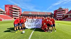 Los jugadores con la bandera. Los jugadores con la bandera.