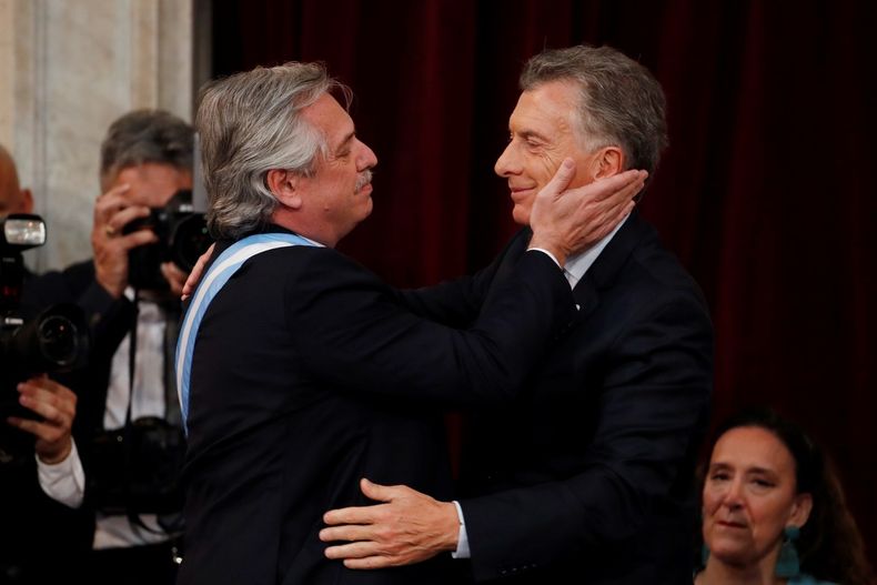 En 2019, Alberto Fernández recibió los atributos de mando de parte del presidente saliente, Mauricio Macri. El domingo 10 de diciembre, hará lo propio con Javier Milei.