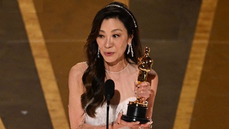 Michelle Yeoh con su estatuilla Oscar a Mejor Actriz.