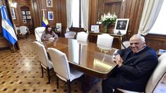 Cristina recibió a Samper en su despacho. Cristina recibió a Samper en su despacho.