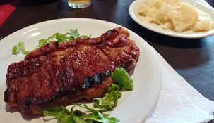 Un bodegón clásico con cortes de carne destacados en pleno centro porteño.