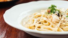 Dos bodegones clave para entender la cocina porteña clásica. Dos bodegones clave para entender la cocina porteña clásica.