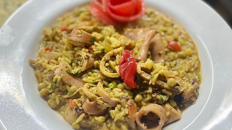Un bodegón barato de Buenos Aires con arroz con mariscos accesible.