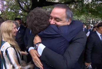 El abrazo entre Milei y Adorni previo al acto por las Islas Malvinas. El abrazo entre Milei y Adorni previo al acto por las Islas Malvinas.