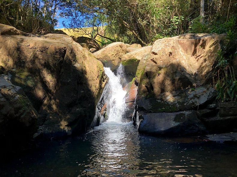 La cascada impresiona con sus 8 metros de altura y una pileta natural de 50 metros cuadrados.