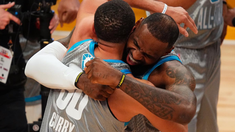 Curry y LeBron festejan el triunfo en Ohio. Curry y LeBron festejan el triunfo en Ohio.