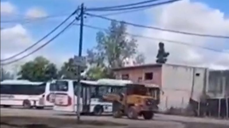 Le chocaron la camioneta y se vengó destruyendo cuatro colectivos con un tractor