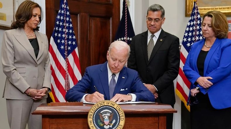 Joe Biden firmó un decreto para garantizar el acceso al aborto