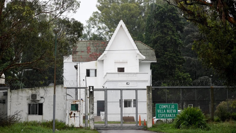 La Plata: ocho adolescentes escaparon de un instituto de menores tras romper el portón