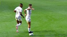 En el futbol argentino no se podrá pisar la pelota por considerarla una conducta antideportiva. En el futbol argentino no se podrá pisar la pelota por considerarla una conducta antideportiva.