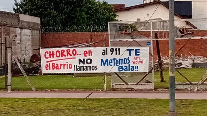 Uno de los carteles que aparecieron en un barrio marplatense.