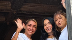 Las artistas fueron capturadas en la marcha. Las artistas fueron capturadas en la marcha.