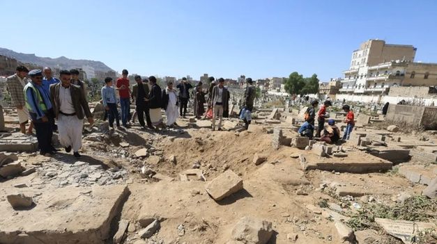 Un cráter provocado por el bombardeo.