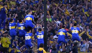 Los jugadores de Boca tras el gol de Benedetto.