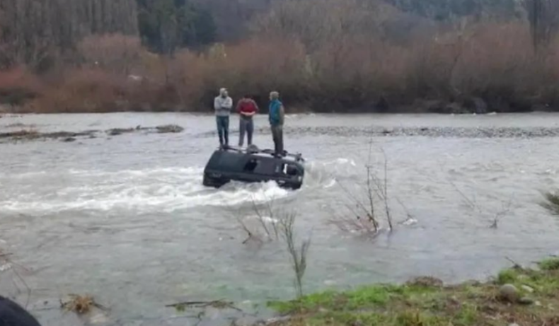 Los Bomberos Voluntarios y vecinos de la zona auxiliaron a los hombres que iban a bordo del rodado inundado.&nbsp;
