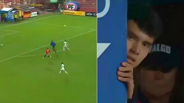 El árbitro frenó el partido y expulsó al chico.