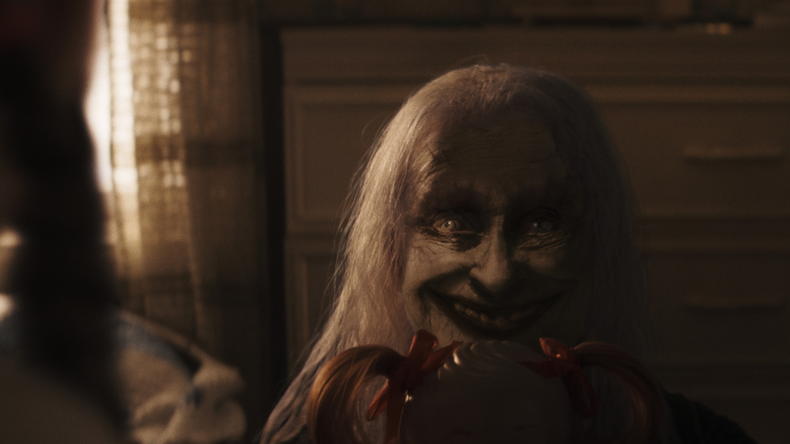Nuevas entidades paranormales acaparan la pantalla en El Conjuro 4, con jumpscares efectivos y momentos de tensión. 